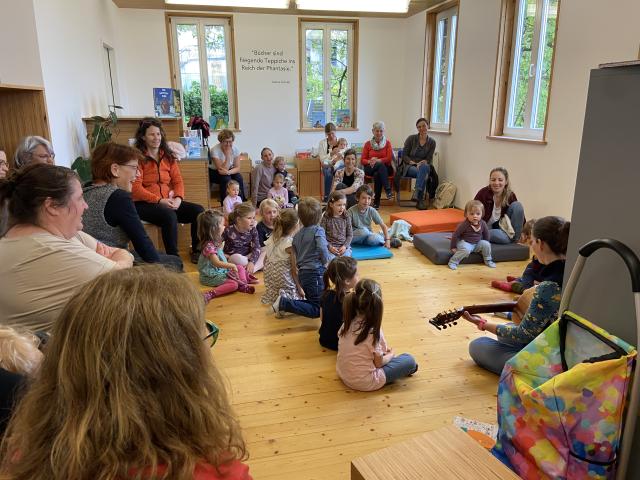 Kinder bei der Buchvorstellung